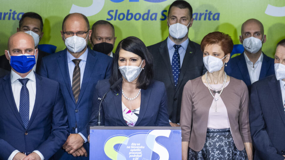 Na snímke uprostred členka republikovej rady SaS a predsedníčka Výboru NR SR pre zdravotníctvo Jana Bittó-Cigániková, prvý zľava minister školstva, vedy, výskumu a športu SR Branislav Gröhling, napravo predseda SaS, vicepremiér a minister hospodárstva SR Richard Sulík počas tlačovej konferencie, na ktorej oznámil svoju demisiu Richard Sulík v Bratislave 22. marca 2021. FOTO TASR - Jaroslav Novák