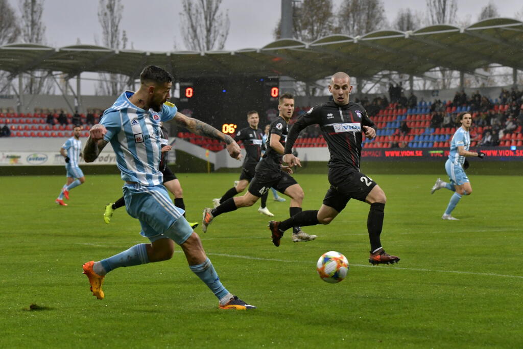 Futbalové kluby už majú od vlády povolenie opäť zarezávať naplno.