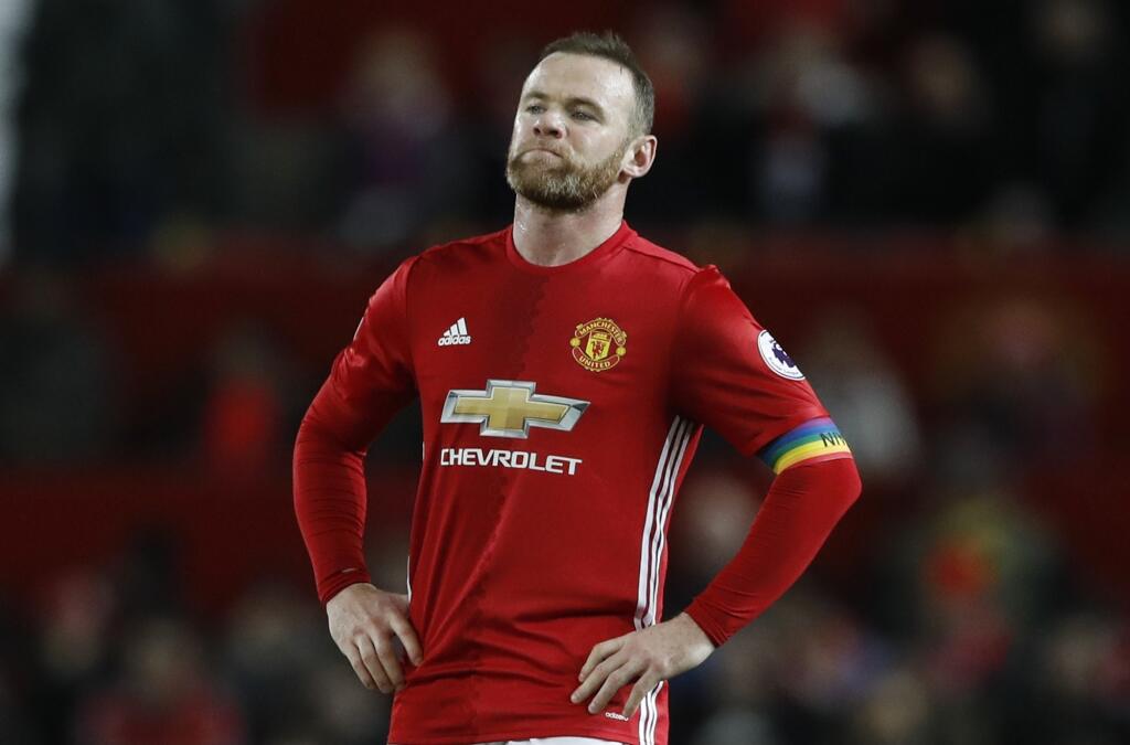 V roku 2004 sa bývalý anglický útočník Wayne Rooney musel verejne ospravedlniť po tom, čo sa objavili správy, že mal sex so 48-ročnou babičkou v gumovom obleku.