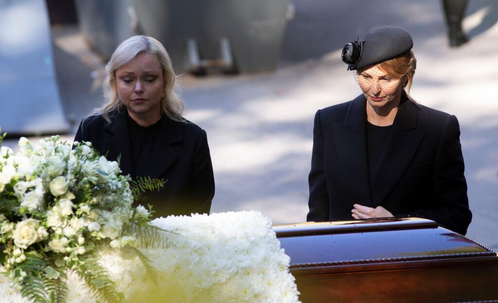 SLEDUJE TO JASTRABÍM OKOM Pred piatimi rokmi si dal Karel Gott zaregistrovať dve ochranné známky, teraz z toho budú ťažiť jeho dediči vrátane vdovy Ivany, hore. Bratislavský koncert je už zrušený.