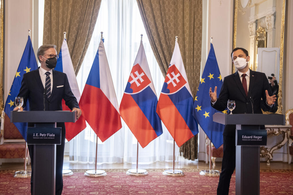 Na snímke zľava nový český premiér Petr Fiala a slovenský premiér Eduard Heger počas spoločnej tlačovej konferencie na Úrade vlády SR v Bratislave v utorok  11. januára 2022. FOTO TASR - Pavel Neubauer



      



