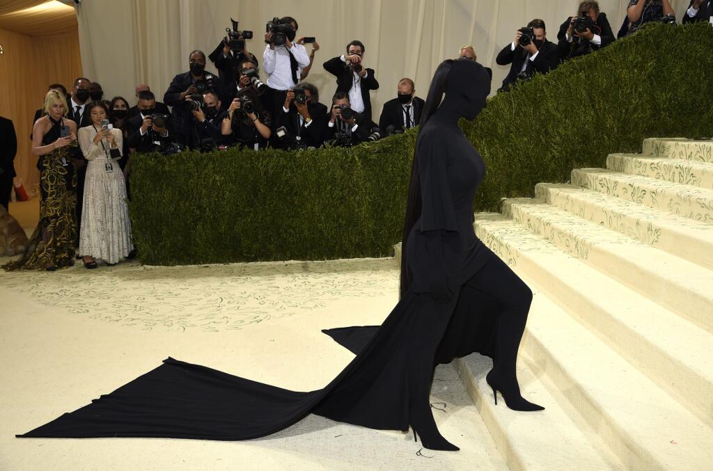 Na snímke americká modelka Kim Kardashian prichádza na galavečer po otvorení výstavy pod názvom V Amerike: Lexikón módy v Metropolitnom múzeu umenia v New Yorku v noci na 14. septembra 2021. FOTO TASR/AP