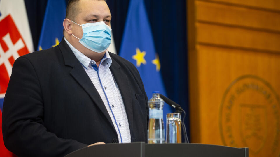 Na snímke hlavný hygienik SR Ján Mikas počas tlačovej konferencie k aktuálnym výsledkom testovania nového koronavírusu 6. apríla 2020 v Bratislave. FOTO TASR – Jakub Kotian