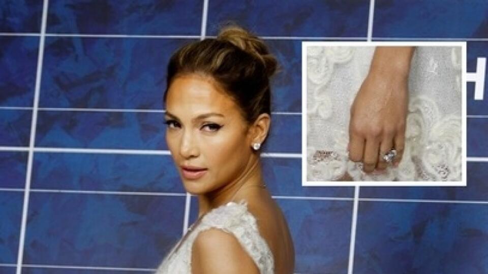 Jennifer Lopez nosí prsteň s veľkým kameňom. Je zásnubný?