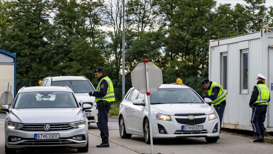 Na snímke je situácia na hraničnom priechode Berg, po sprísnených kontrolách kvôli zvýšenej nelegálnej migrácii.