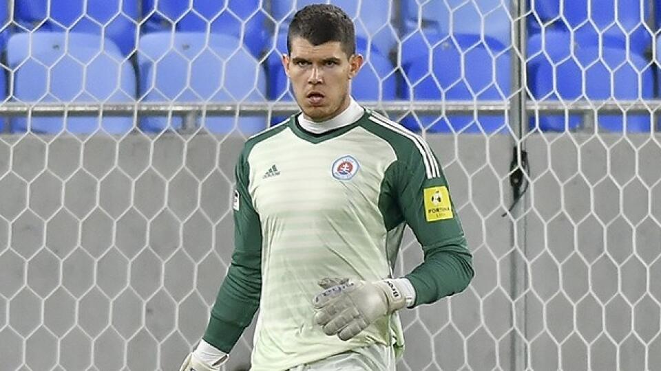 Na domáci zápas Slovana s Lincolnom Red Imps, ktorý skončil remízou 1:1 nebude v dobrom spomínať bankár „belasých“ Michal Šulla (30), ktorý spravil obrovskú chybu.