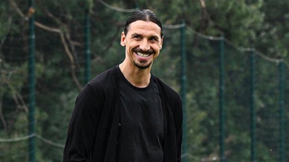 Zlatan prišiel na tréning Milána so širokým úsmevom, ktorý sa snažil preniesť aj na zdrtených hráčov AC po trpkej prehre s mestským rivalom Interom.