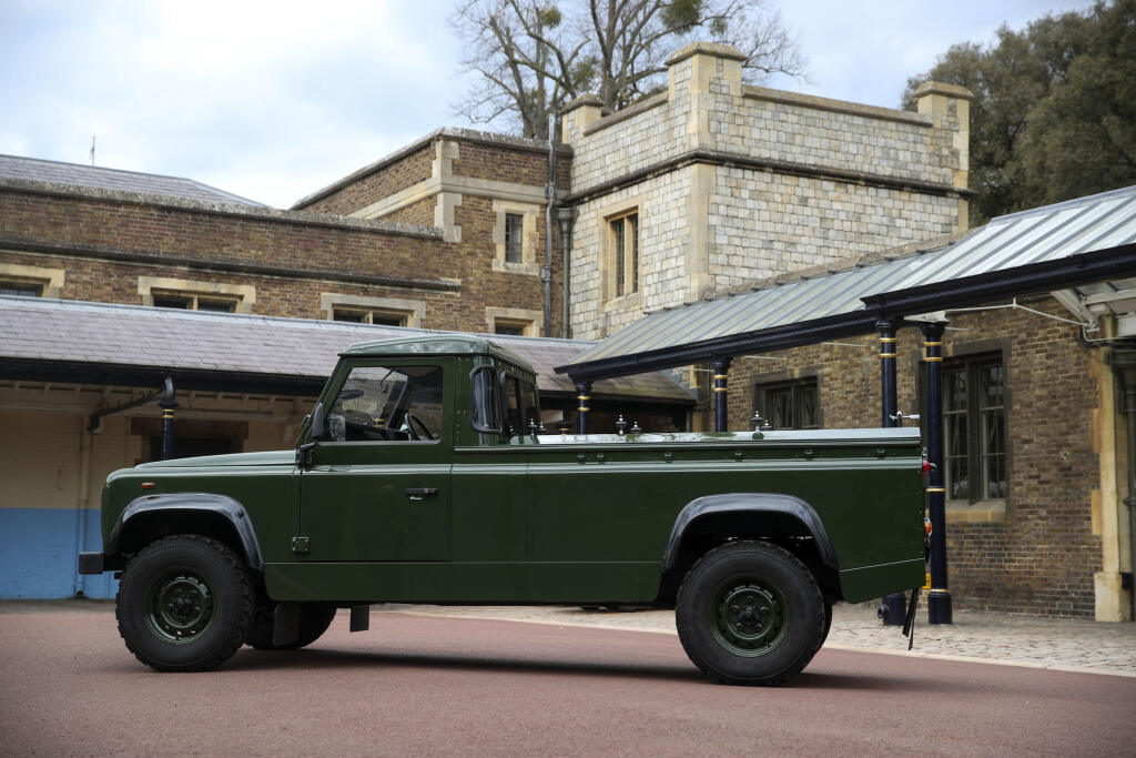 Rakvu s Philipom viezol špeciálne upravený Land Rover, ktorý princ sám pomáhal navrhnúť.