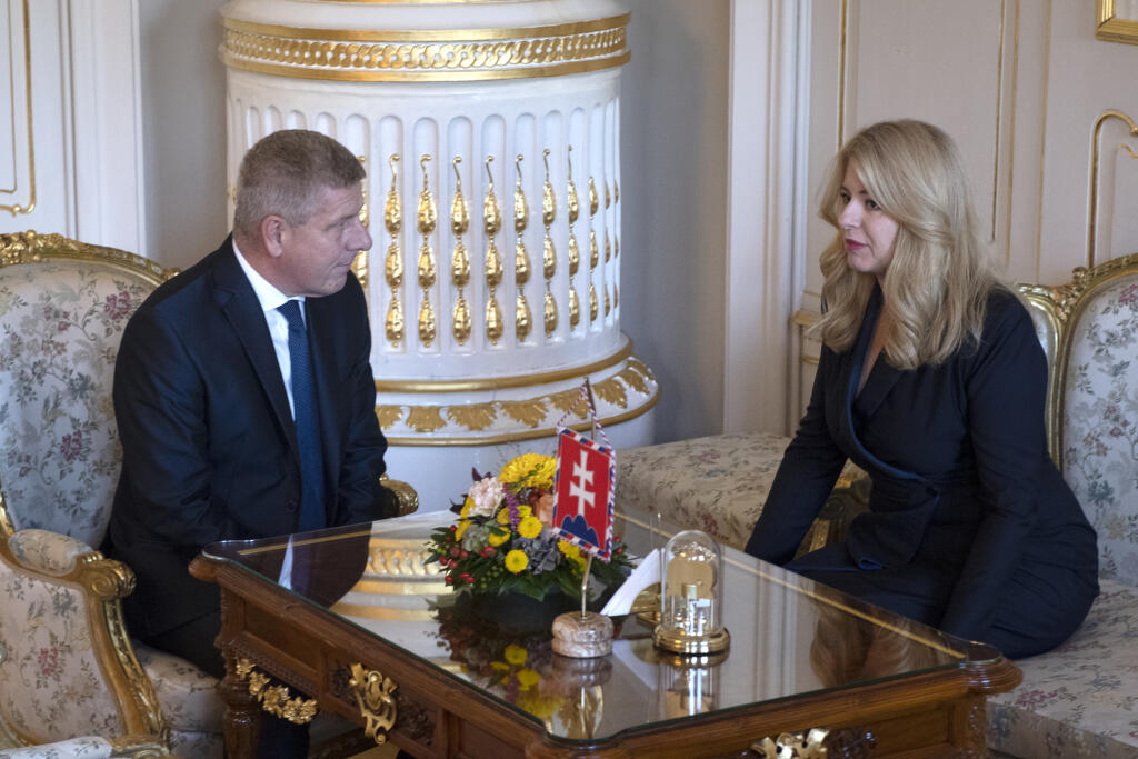 Na snímke prezidentka SR Zuzana Čaputová a minister zdravotníctva SR Vladimír Lengvarský (nominant OĽANO) počas prijatia 17. októbra 2022 v Prezidentskom paláci v Bratislave. FOTO TASR - Pavel Neubauer