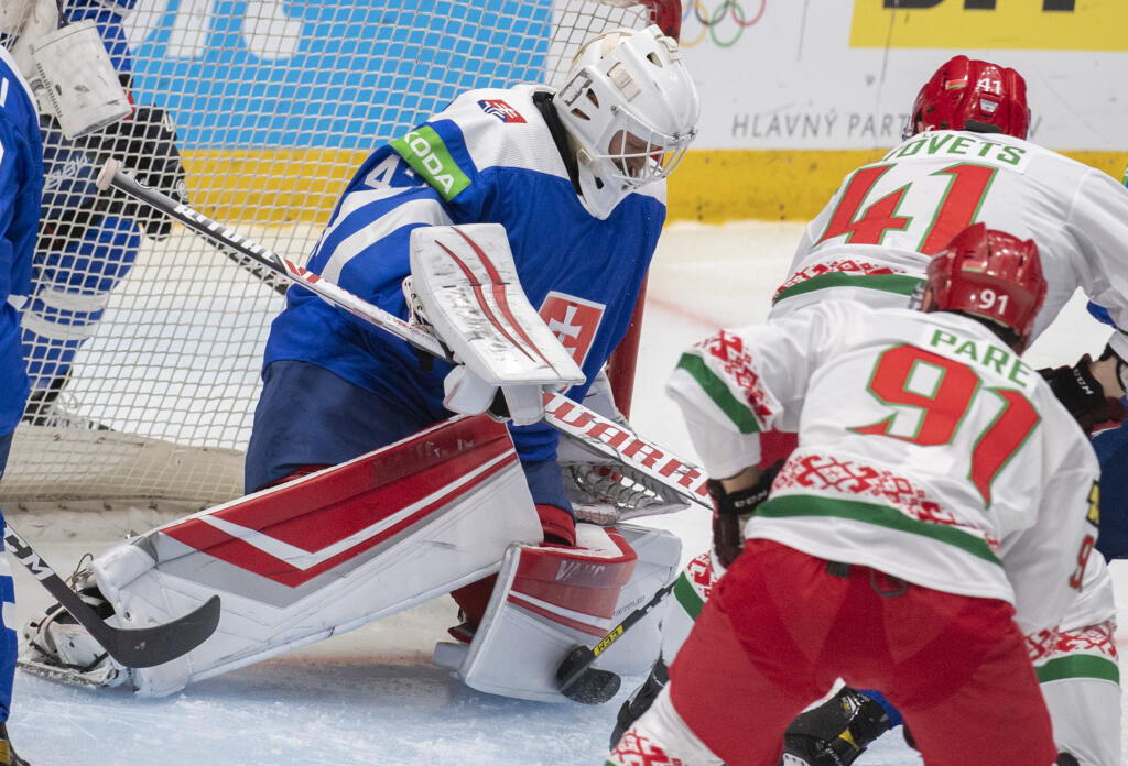 Zľava slovenský brankár Branislav Konrád, Bielorus Kirilk Gotovec a Francis Pare bojujú o puk v poslednom zápase D-skupiny Slovensko - Bielorusko na kvalifikačnom turnaji o postup na ZOH2022 v Pekingu v Bratislave v nedeľu 29. augusta 2021. FOTO TASR - Martin Baumann