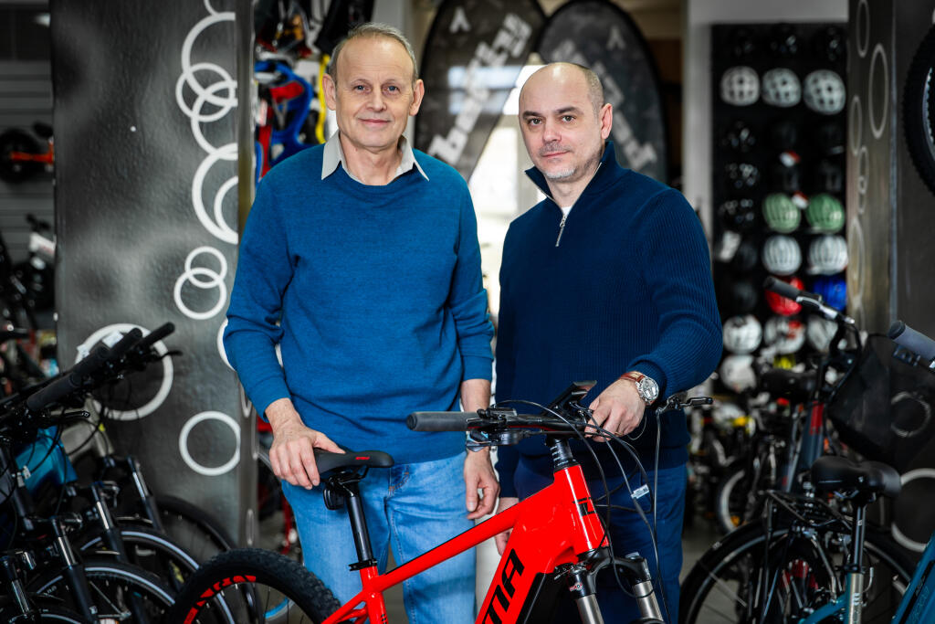Výroba bicyklov v Senici. Majiteľ firmy Ján Kubíček a obchodný riaditeľ Richard Likavčan (vpravo)
