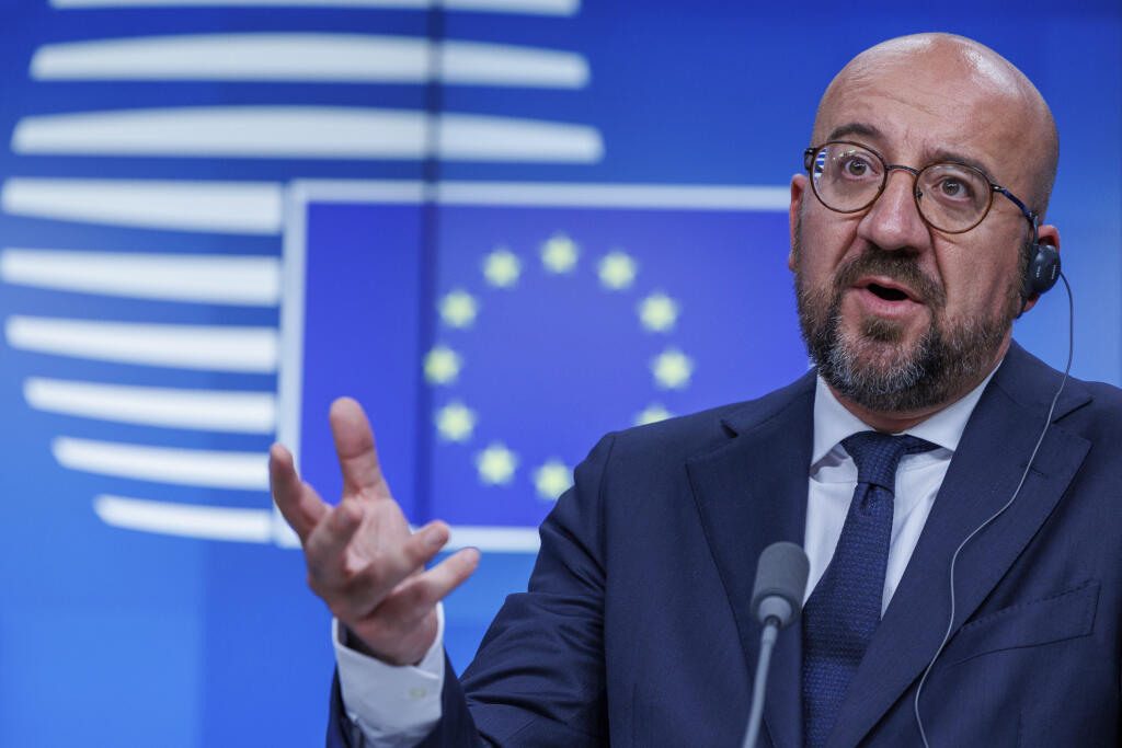 WA 5 Brusel - Predseda Európskej rady Charles Michel počas tlačovej konferencie na dvojdňovom mimoriadnom summite prezidentov a premiérov krajín Európskej únie o vojne na Ukrajine a energetickej situácii v EÚ v Bruseli v utorok 31. mája 2022. Európska únia poskytne Ukrajine ďalšiu finančnú pomoc vo výške až do deväť miliárd eur. Lídri členských krajín EÚ sa v pondelok neskoro večer dohodli aj na zavedení čiastočného ropného embarga voči Rusku. Toto embargo sa vzťahuje len na ruskú ropu dovezenú 
