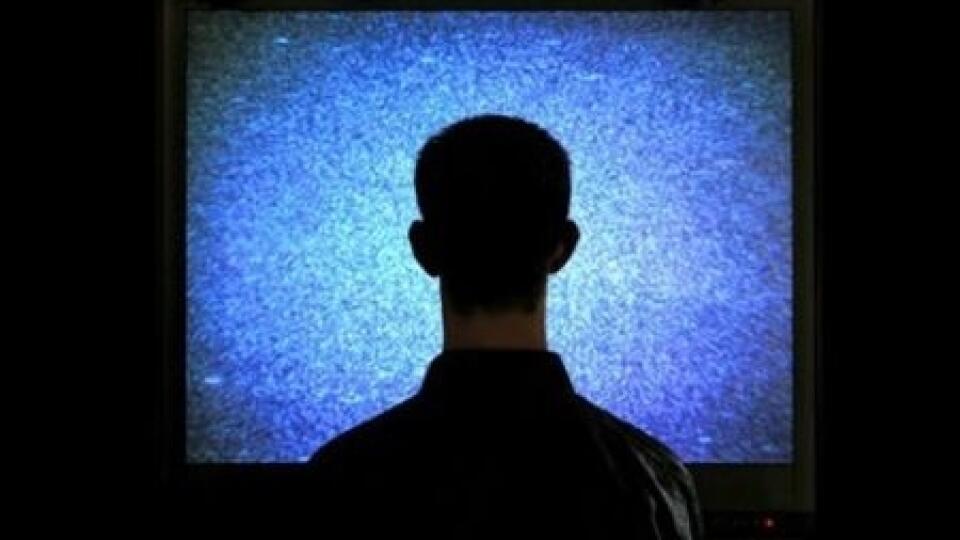muž pred televízorom bez signálu