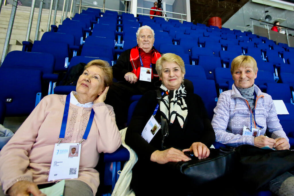 Na snimke druha zlava Liana Drahova a Agnesa Burilova a nad nimi Karol Divin v hladisku pocas kratkeho programu muzov v ramci ISU Majstrovstiev Europy v krasokorculovani 2016.