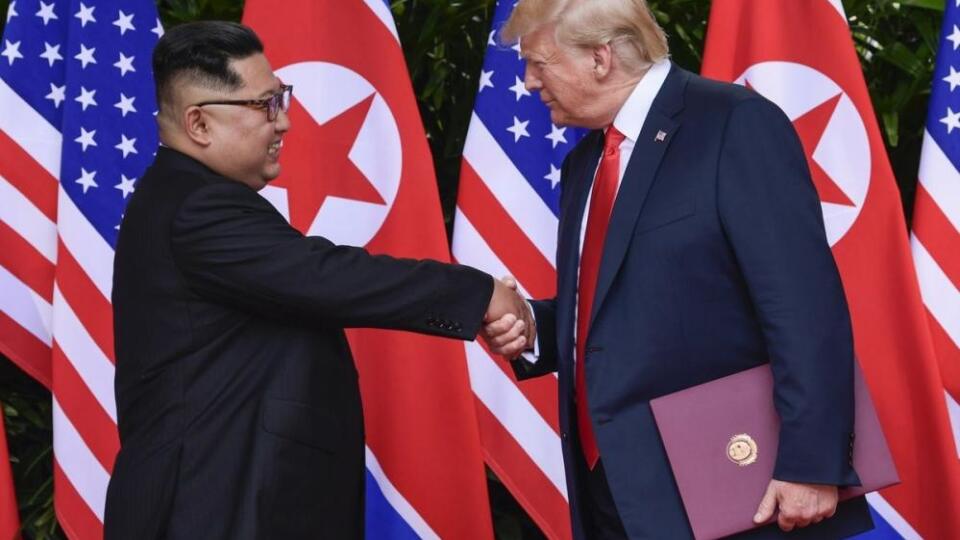 Americký prezident Donald Trump a severokórejský líder Kim Čong-un sa v júli na summite v Singapure dohodli na všeobecných podmienkach denuklearizácie, proces sa však neskôr zasekol na otázke, ako tento cieľ reálne dosiahnuť.