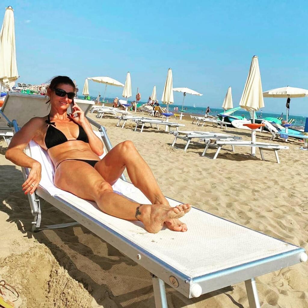 Bývalá biatlonistka Martina Halinárová sa udržuje v kondícii a tak sa môže pokojne pochváliť aj zábermi v plavkách.