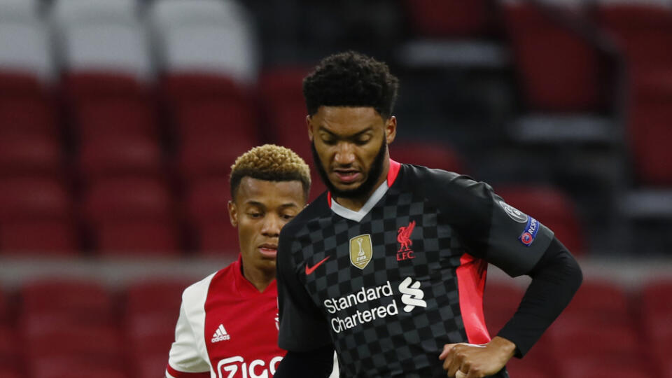 EBE 55 Amsterdam - Na snímke sprava hráč Liverpoolu Joe Gomez a hráč Ajaxu David Neres v zápase D-skupiny 1. kola skupinovej fázy Ligy majstrov vo futbale Ajax Amsterdam - FC Liverpool v Amsterdame 21. októbra 2020. FOTO TASR/AP
Liverpool's Joe Gomez, right, controls the ball in front of Ajax's David Neres, during the group D Champions League soccer match between Ajax and Liverpool at the Johan Cruyff ArenA in Amsterdam, Netherlands, Wednesday, Oct. 21, 2020. (AP Photo/Peter Dejong)