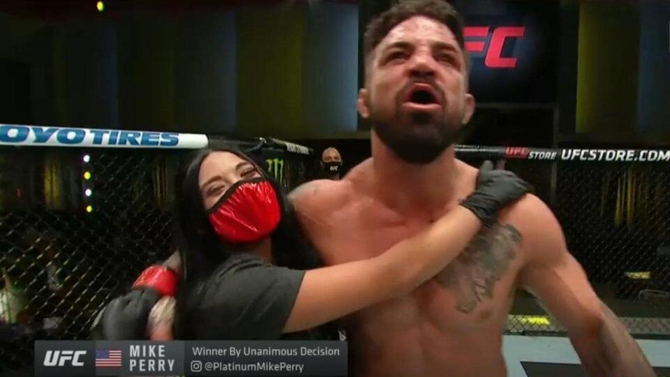 Mike Perry s priateľkou.