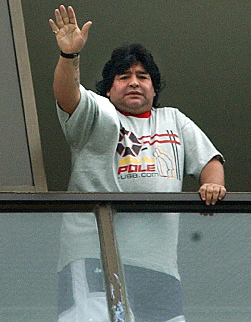 Aj v roku 2004 trpel Maradona nadváhou. V tomto roku ho prvýkrát hospitalizovali pre problémy so srdcom.