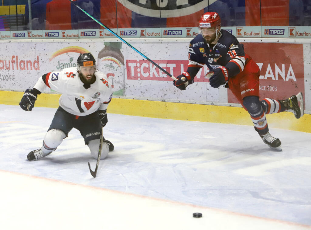 Na snímke zľava Brant Harris (Bratislava) a Radovan Bondra (Zvolen) počas prvého zápasu semifinále Kaufland Play off Tipos extraligy HKM Zvolen – HC Slovan Bratislava vo Zvolene 13. aprila 2021. FOTO TASR - Ján Krošlák