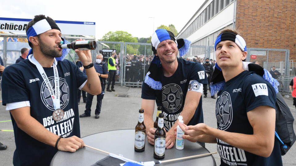 Vedenie Arminie Bielefeld sa ospravedlnilo za neprimerané oslavy sprevádzajúce postup do nemeckej futbalovej Bundesligy. Na záverečný domáci zápas sezóny proti Heidenheimu prišlo do arény 3000 fanúšikov, ktorí nedodržiavali medzi sebou bezpečnú vzdialenosť.