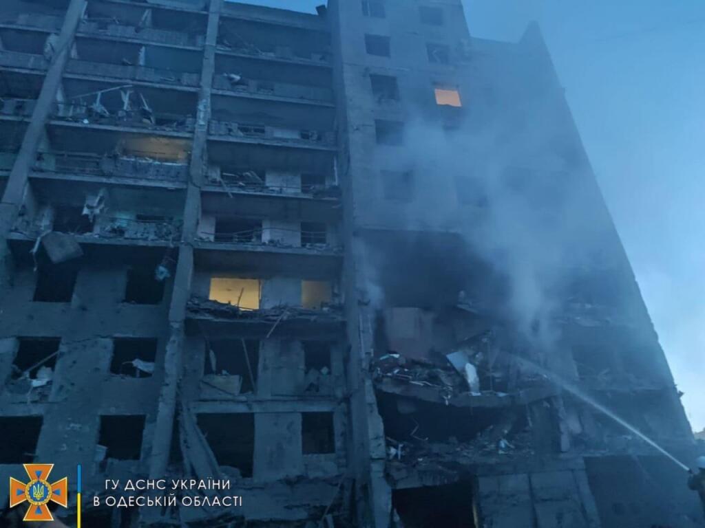 Raketový útok na bytovku v Odeskej oblasti si vyžiadal 10 obetí. Na snímke zničená bytovka v Odeskej oblasti 1.júla 2022.