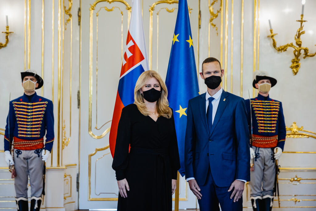 Prezidentka Zuzana Čaputová prijala olympionika Mateja Tótha pri príležitosti ukončenia jeho aktívnej športovej kariéry. Prijatia sa zúčastnil aj Tóthov tréner Matej Spišiak. Na snímke Zuzana Čaputová a Matej Tóth.