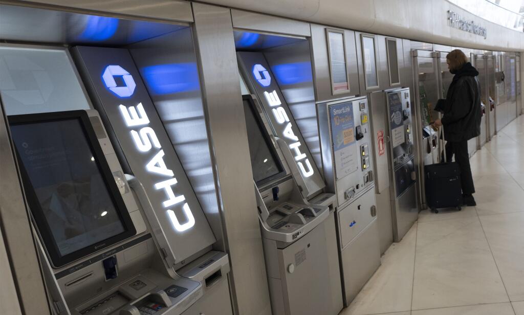 KK44 New York - Na snímke bankomaty Chase Bank 25. marca 2021 v New Yorku. Zisk JPMorgan Chase & Co v 1. kvartáli 2022 klesol a sklamal očakávania trhu. Dôvodom je spomalenie v oblasti fúzií a akvizícií, prvotných emisií akcií a vydávania dlhopisov, spôsobené vojnou na Ukrajine, rovnako ako zníženie výnosov z obchodovania. FOTO TASR/AP
Chase Bank ATMs are shown, Thursday, March 25, 2021, in New York.  JPMorgan Chase said, Wednesday, April 13, 2022,  its first quarter profits dropped by 42% from 