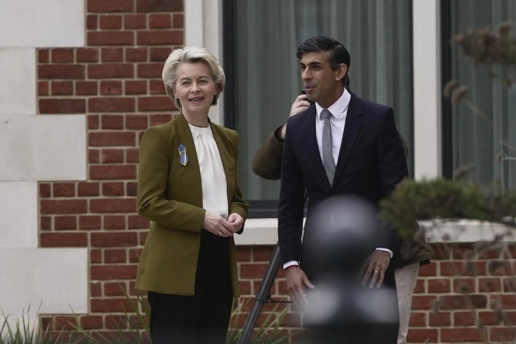 WA 6 Windsor - Britský premiér Rishi Sunak (vpravo) a predsedníčka Európskej komisie Ursula von der Leyenová pózujú počas stretnutia vo Windsore v pondelok 27. februára 2023. FOTO TASR/AP

  

Britain's Prime Minister Rishi Sunak, right, meets with European Commission President Ursula von der Leyen for talks on the Northern Ireland protocol at Fairmont Windsor Park, in Windsor, England, Monday, Feb. 27, 2023. (AP Photo/Kin Cheung)