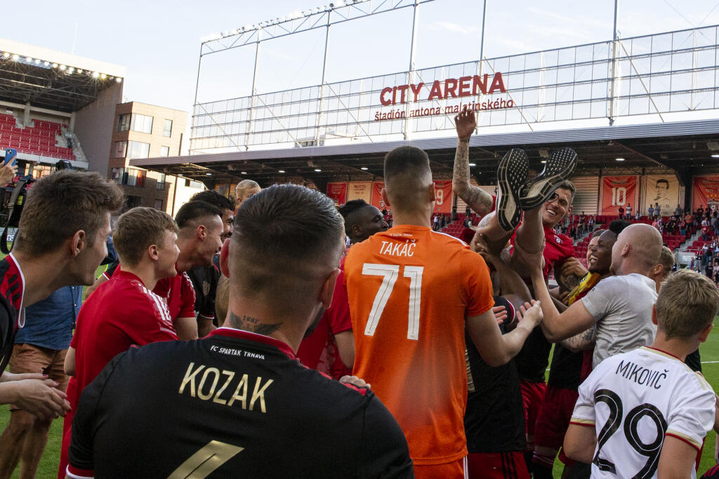 Škrtel sa po zápase rozlúčil aj s fanúšikmi a poriadne to s nimi roztočil.