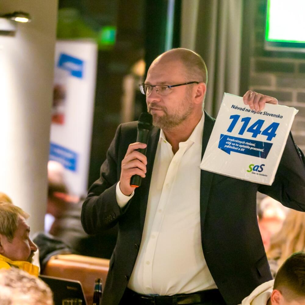Richard Sulík častokrát v predvolebnej kampani ukazoval na zoznam 1144 opatrení, ktoré by mali Slovensku pomôcť.