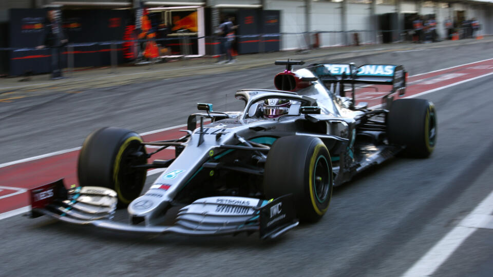 Na snímke britský pilot formuly 1 Lewis Hamilton na Mercedese počas testov pred novou sezónou F1 na okruhu Catalunya v Montmeló