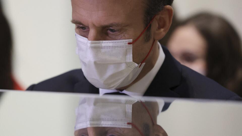 WA 34 Lens - Francúzsky prezident Emmanuel Macron si prezerá staroveké egyptské sochy v Múzeu Louvre--Lens v meste Lens na severe Francúzska v stredu 2. februára 2022. Ak by sa francúzske prezidentské voľby uskutočnili teraz, vyhral by ich opäť súčasný šéf Elyzejského paláca Emmanuel Macron. Na druhom mieste by skončila krajne pravicová politička Marine Le Penová. Vyplýva to z prieskumu spoločnosti Harris Interactive, informovala v stredu agentúra Reuters. Prezidentské voľby budú vo Francúzsku v