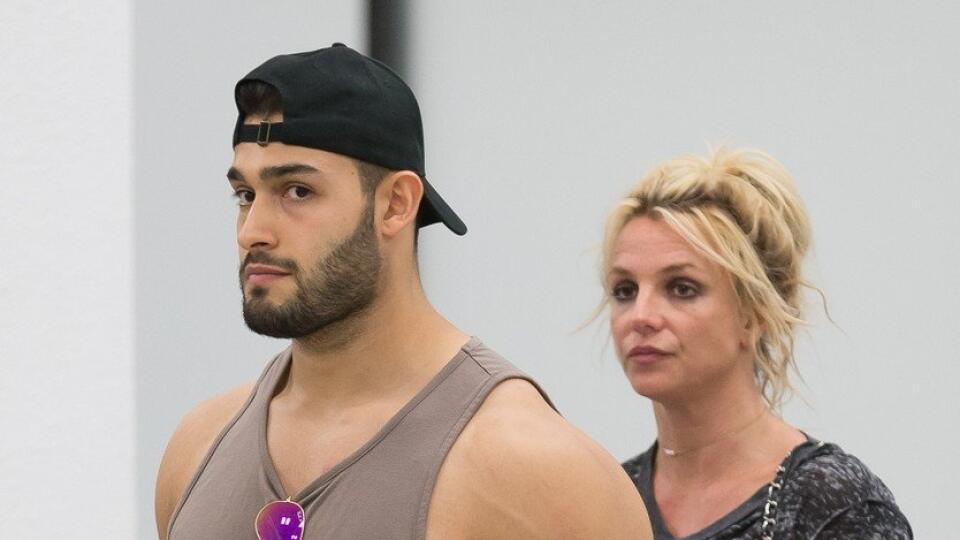 Jej priateľ Sam Asghari je jej stále oporou.