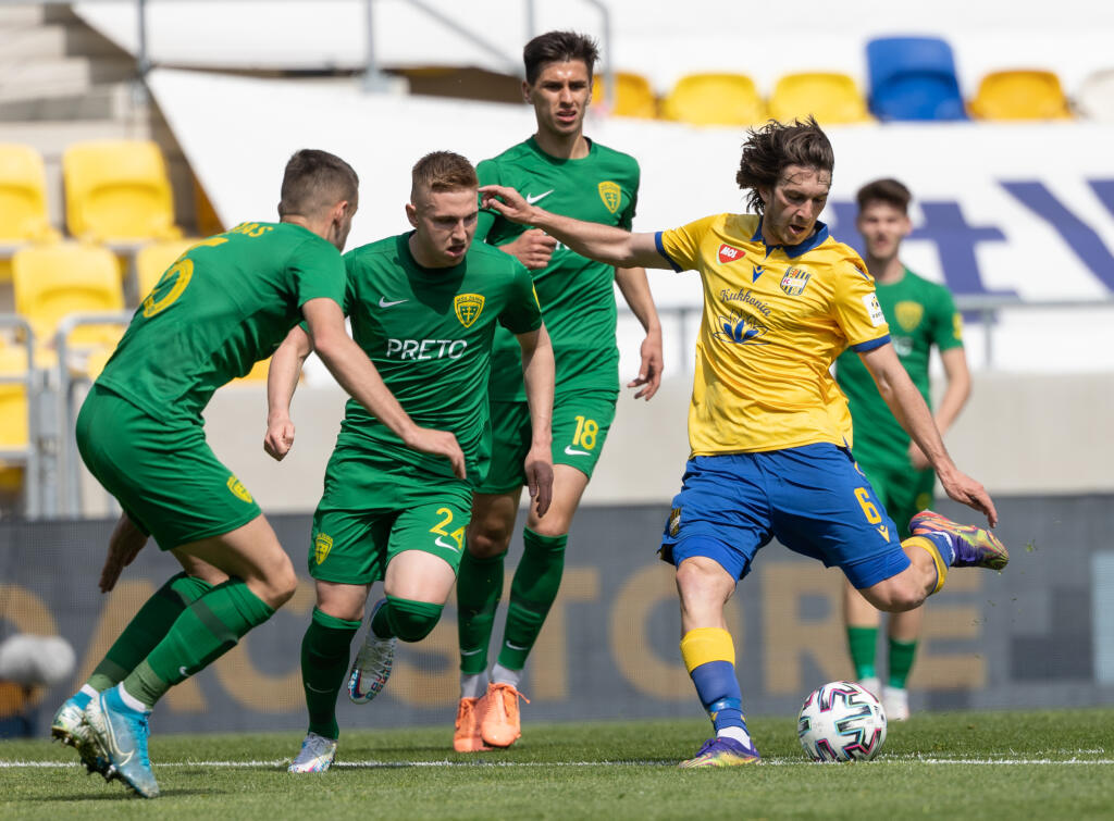 Na snímke futbalisti, sprava Andrija Balič (Dunajská Streda), Enis Fazlagič, Tibor Slebodník a Adam Kopas (všetci Žilina) počas zápasu 7. kola nadstavbovej časti Fortuna ligy v skupine o titul medzi FC DAC 1904 Dunajská Streda - MŠK Žilina 1. mája 2021 v Dunajskej Strede. FOTO pre TASR - Nándor Fekete
