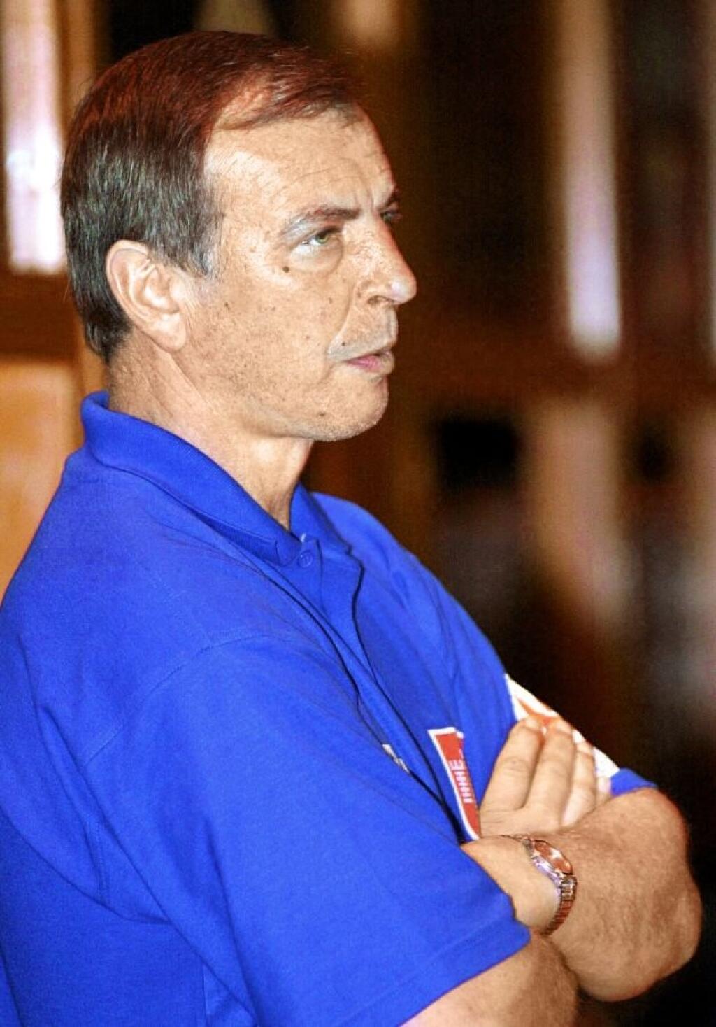 JAROSLAV PAPIERNIK (†50) - Bývalý hádzanár VSŽ Košice, Dukly Praha i nemeckých klubov bol členom reprezentácie ČSSR, ktorá skončila 6. na olympiáde 1976 v Montreale. Úspešný bol aj ako tréner, naposledy viedol MŠK Považská Bystrica. V apríli 2002 pred piatym finálovým zápasom so Sečovcami o titul majstra SR sa obesil v miestnej ubytovni v sprchovacom kúte. Jeho zverenci na rozhodujúci zápas napriek tragédii nastúpili a získali svoj prvý titul. Na druhý svet odišiel bez akéhokoľvek vysvetlenia.