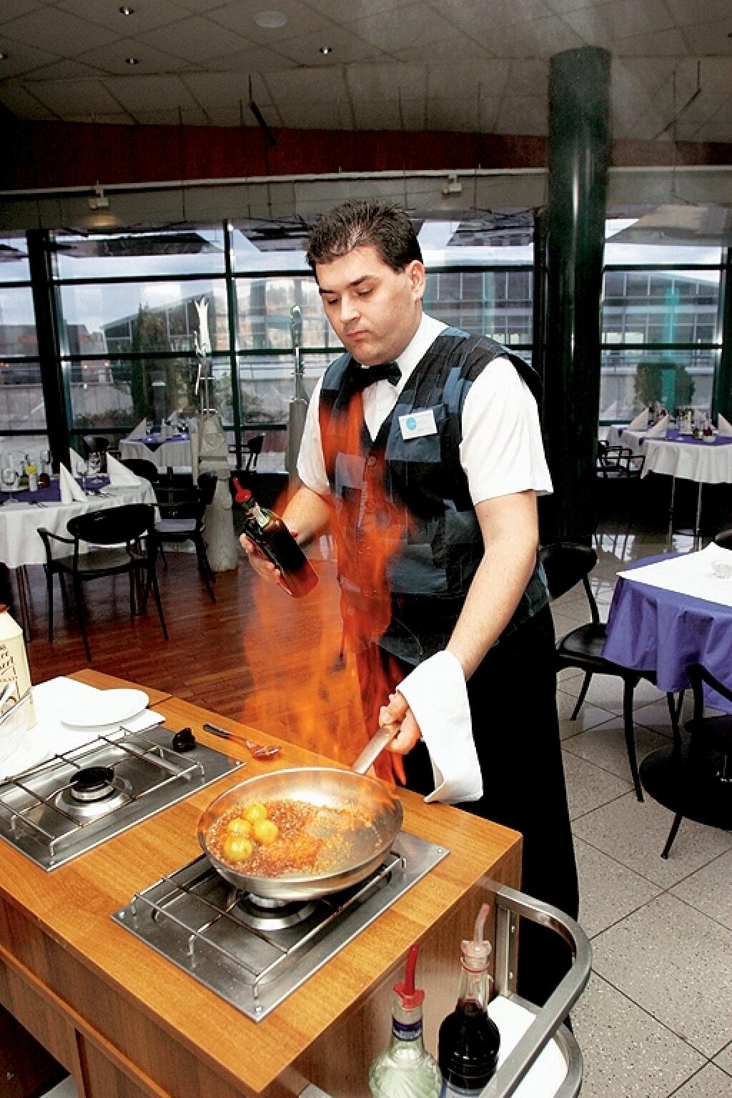 reštaurácia Modrá guľa, čašník flambovanie
foto: Peter Hudec
uverejnené: Šarm 08/04
pôvodný súbor:dobrepodniky5a.eps