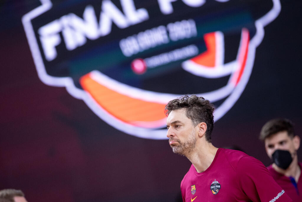 Basketbalista Barcelony Paul Gasol reaguje po prehre vo finále Euroligy nad tureckým klubom Anadolu Efes Istanbul v Kolíne nad Rýnom v nedeľu 30. mája 2021.