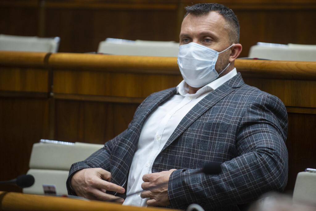 Na snímke poslanec NR SR Miroslav Suja (ĽSNS) počas zasadnutia 18. schôdze parlamentu 3. decembra 2020 v Bratislave. FOTO TASR - Jakub Kotian