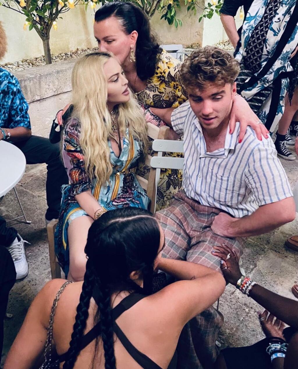 Aj keď je speváčka Madonna znova o rok staršia, na svoj vek rozhodne nevyzerá. V pondelok podvečer to potvrdili aj nové fotografie z jej narodeninovej oslavy, ktoré popová diva zdieľala na sociálnej sieti Instagram. Na záberoch medzi frajerom (27) a jej deťmi Lourdes (24), Roccom (21), Davidom(15), Mercy (15) a dvojčatami Estere a Stellou pôsobila skôr ako ich rovesníčka než ich mama.