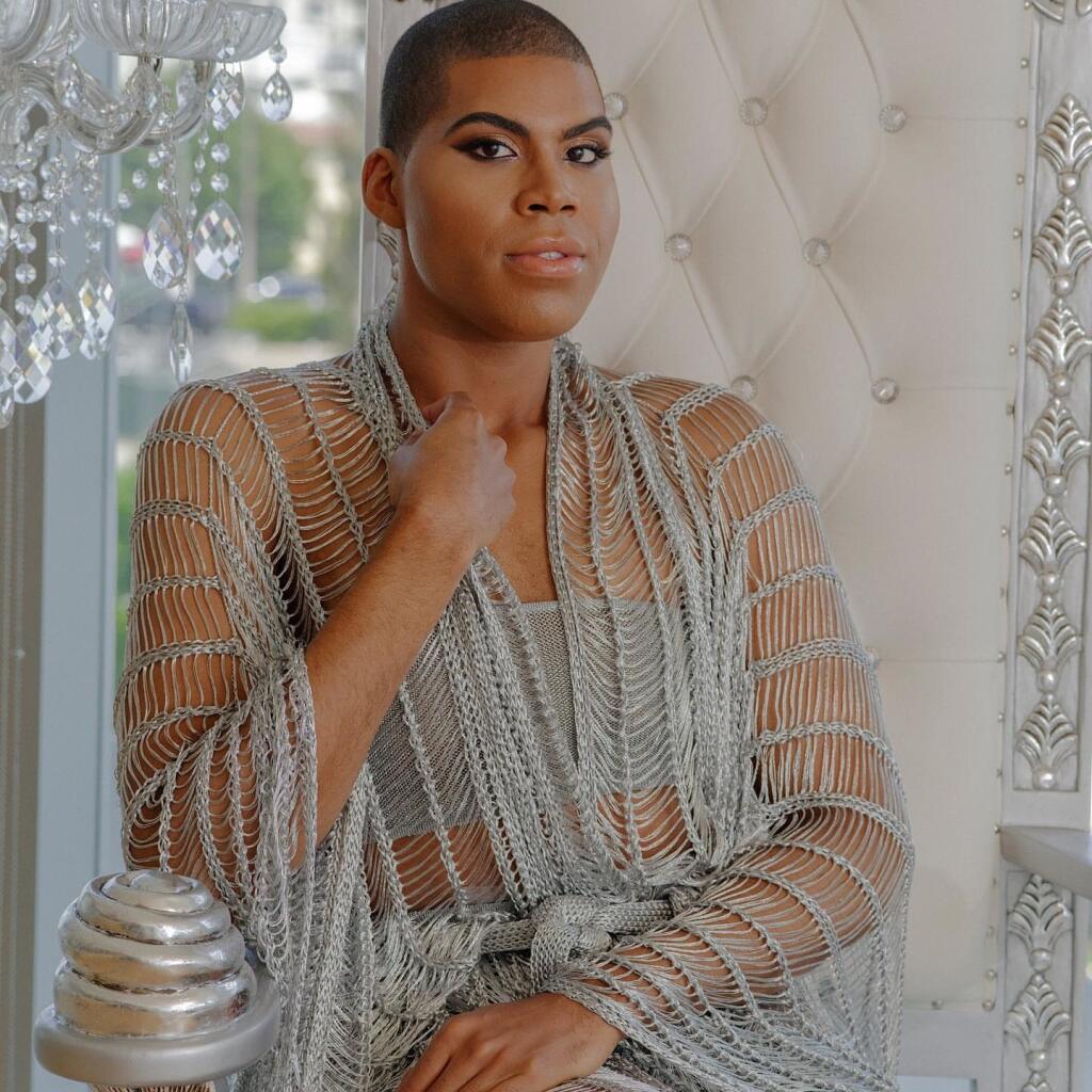 EJ Johnson sa oblieka ako žena a podporuje ho v tom celá rodina.