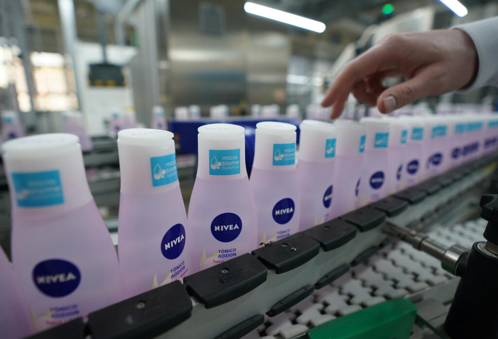Kozmetika značky Nivea počas výroby v závode spoločnosti Beiersdorf v Hamburgu.