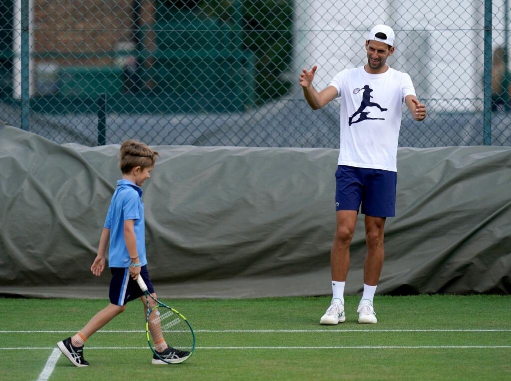 Djokovičovým sparingpartnerom na Wimbledone je aj jeho syn Stefan, s ktorým trénuje na tráve.