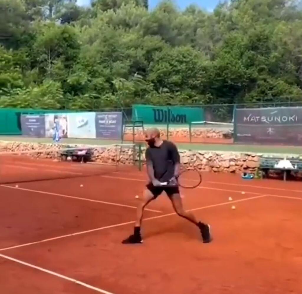 Dovolenku s Federerovcami trávi aj legendárny futbalista Thierry Henry, ktorý si taktiež na kurte vyskúšal niekoľko tenisových úderov.