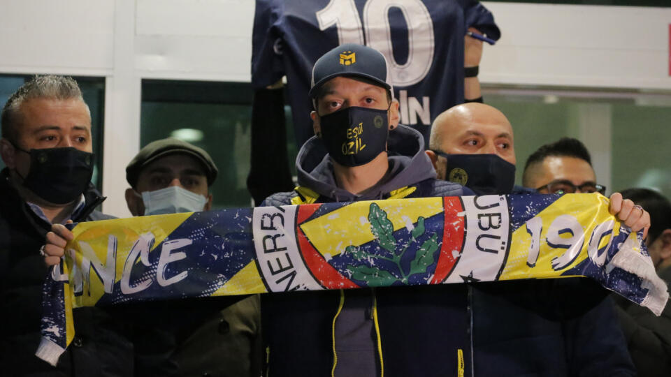 Nemecký futbalista Mesut Özil pózuje so šálom Fenerbahce Istanbul po prílete súkromným lietadlom do Istanbulu 18. januára 2021. Nemecký futbalista Mesut Özil v nedeľu definitívne potvrdil svoj prestup do tureckého Fenerbahce Istanbul. Jeho pôsobenie v Arsenale Londýn sa tak skončilo po sedem a pol roku. Tridsaťdvaročný stredopoliar by mal podľa denníka Fanatik podpísať zmluvu na tri a pol roka. Vynesie mu plat päť miliónov eur ročne. FOTO TASR/AP
Mesut Ozil, former Germany midfie