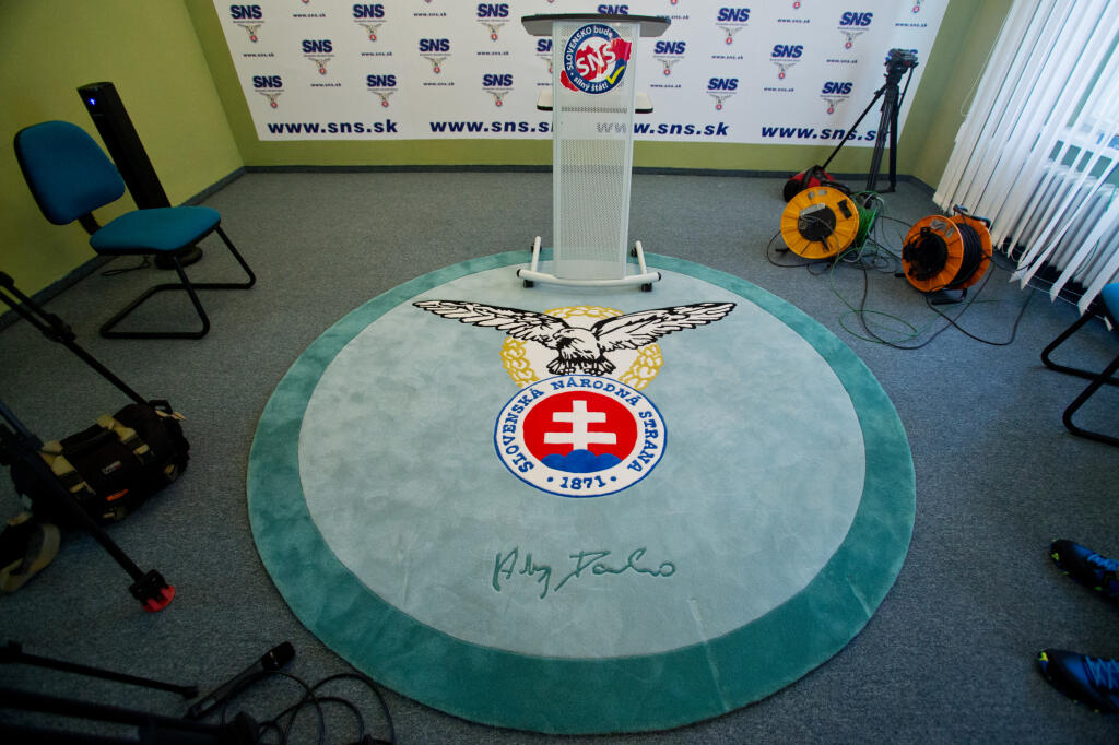 Na snimke koberec s podpisom predsedu SNS Andreja Danka v miestnosti urcenej na tlacove konferencie SNS.