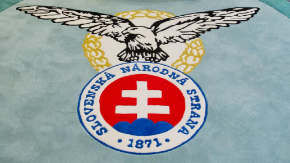 Na snimke koberec s podpisom predsedu SNS Andreja Danka v miestnosti urcenej na tlacove konferencie SNS.