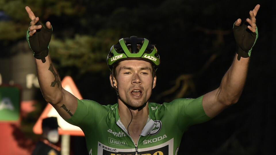 WA 12 Logrono - Slovinský cyklista Primož Roglič z tímu Jumbo sa teší z triumfu v 8. etape pretekov 75. ročníka pretekov Vuelta a Espana v Logrone v stredu 28. októbra 2020. FOTO TASR/AP
Jumbo's Primoz Roglic, celebrates after winning the eight stage of La Vuelta between Logrono and Alto de Moncalvillo, in Logrono, northern Spain, Wednesday, Oct. 28, 2020. (AP Photo/Alvaro Barrientos)