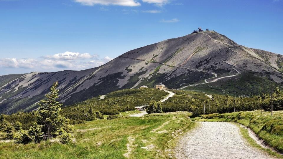 K najnavštevovanejším rozhľadniam patrí Panoráma na Černej hore či Eliška v Babí u Trutnova.