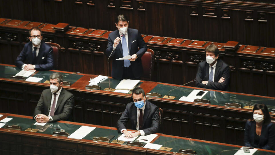 KK37 Rím - Taliansky premiér Giuseppe Conte (hore uprostred) hovorí v dolnej komore parlamentu v Ríme 18. januára 2021. Dolná komora talianskeho parlamentu, Poslanecká snemovňa, bude hlasovať o vyslovení dôvery vláde premiéra Giuseppeho Conteho, ktorú opustila strana Italia Viva. FOTO TASR/AP
remier Giuseppe Conte, top center, delivers his speech at the lower chamber of Parliament, in Rome, Monday, Jan. 18, 2021. Conte fights for his political life with an address aimed at shoring up support fo